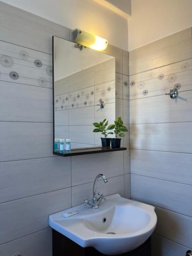 Et badeværelse på Filia suite-apartment agia anna naxos