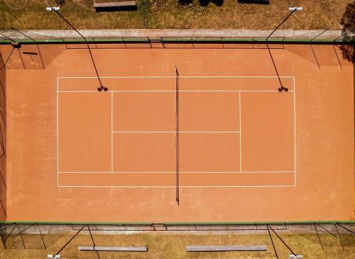 an overhead view of a tennis court at Hotel Resort e Golfe Clube dos 500 in Guaratinguetá