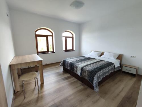 Una cama o camas en una habitación de Agropensiunea Olteanu