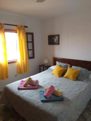 1 dormitorio con 1 cama con 2 toallas en Casa Andres en La Asomada
