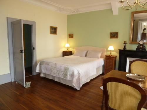 A bed or beds in a room at Château de Clusors