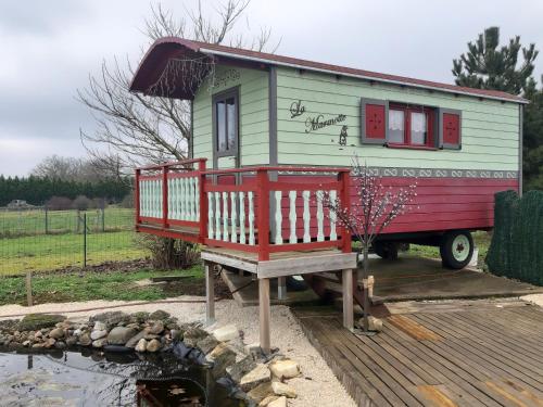 ein winziges Haus auf der Rückseite eines Trucks in der Unterkunft Roulotte La Marmotte in Poinson-lès-Fays