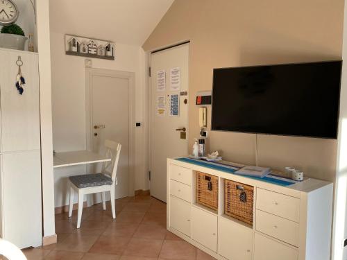 Cette chambre dispose d'une télévision et d'un bureau avec une chaise. dans l'établissement Valter's Nest, à Rapallo