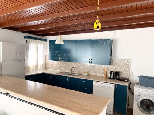 una cocina con fregadero y encimera en Kaya Apart & Pansiyon, en Bodrum City
