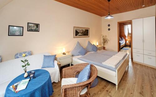 um quarto com uma cama, uma cama e um sofá em Ferienhof Biber em Witzmannsberg