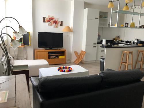 a living room with a couch with a cake on a table at Le Central Victoria V -Central Point -55m2 in Nancy