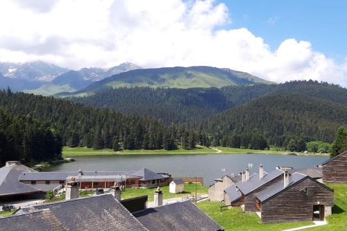 a view of a lake with mountains in the background at La Cabane du Cerf à Payolle in Campan