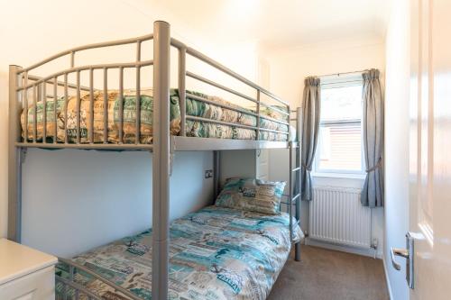 Katil dua tingkat atau katil-katil dua tingkat dalam bilik di Finest Retreats - Serendipity Lodge