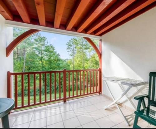 um alpendre coberto com vista para os bosques em Biscarrosse Lac-Domaine de Gascogne- avec piscine em Biscarrosse