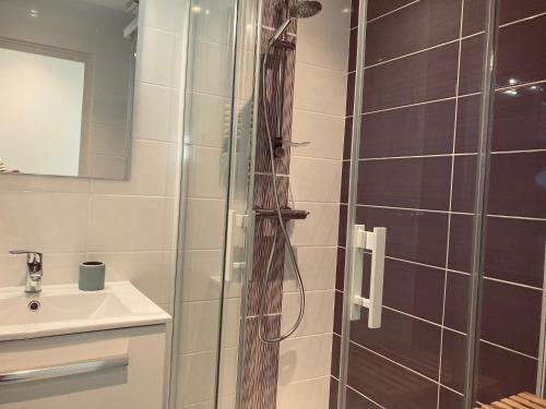 une salle de bain avec douche et lavabo dans l'établissement 180° vue océan, T3 marin haut de gamme, à Saint-Jean-de-Monts