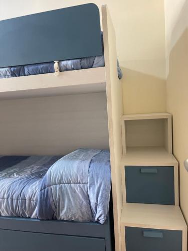 Un ou plusieurs lits superposés dans un hébergement de l'établissement IL DIAMANTE, appartamento elegante vicino al mare!
