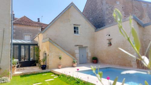 an external view of a house with a swimming pool at La Croix au Maitre in Coulanges-la-Vineuse