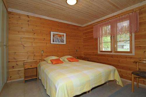 Ein Bett oder Betten in einem Zimmer der Unterkunft Marjalanranta