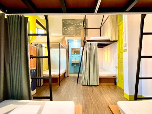 馬公市にある澎湖北吉光背包客民宿 Bayhouse Hostel Penghuの二段ベッドのある寮の部屋