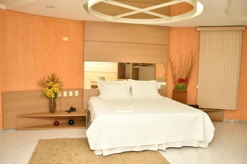 Una cama o camas en una habitación de Troodon Park Hotel