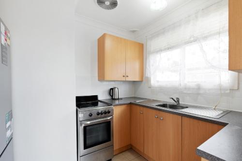 A kitchen or kitchenette at Close to lake, golf & beach, perfect for longer stays