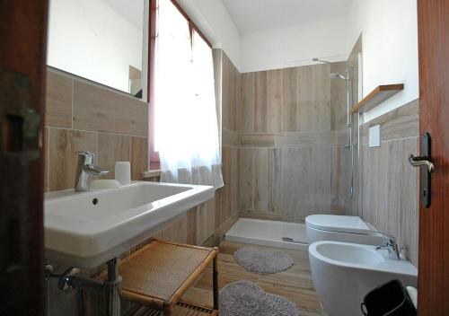 a bathroom with a sink and a toilet at Casa Katia in Lacona