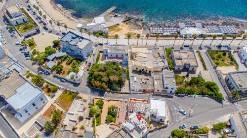 eine Aussicht über die Stadt mit dem Meer in der Unterkunft Le Pativite Luxury Apartments by HDSalento in Santa Maria di Leuca