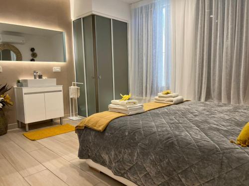 En eller flere senge i et værelse på Valentina's Luxury House