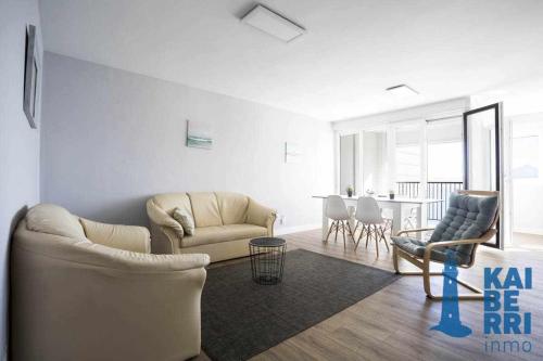 sala de estar con 2 sillas y mesa en Goizalde by Kaiberri Inmo, en Hondarribia