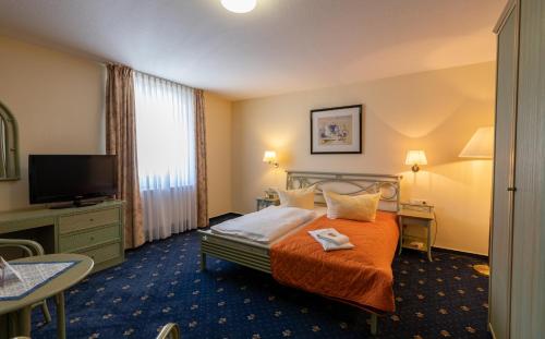 Postel nebo postele na pokoji v ubytování Hotel am Wariner See