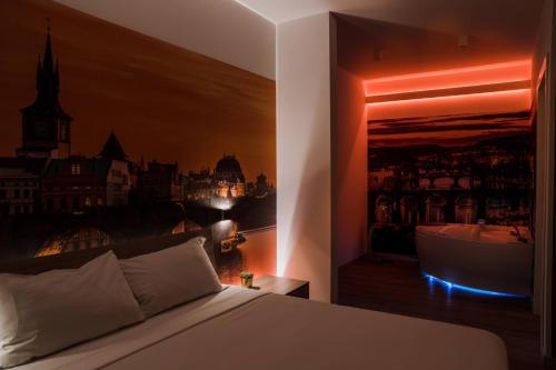 1 dormitorio con cama, bañera y ventana en Hotel Seven Rooms en Milán