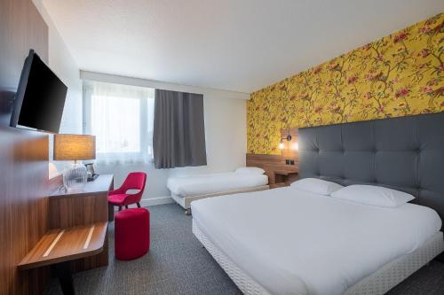a hotel room with a bed and a desk at Hôtel Akena Poitiers Nord Futuroscope in Chasseneuil-du-Poitou