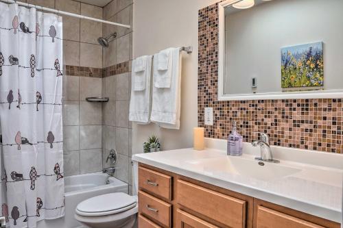 キャノン・シティにあるPet-Friendly Canon City Home with Fenced Yard!の洗面台、トイレ、シャワー付きのバスルーム