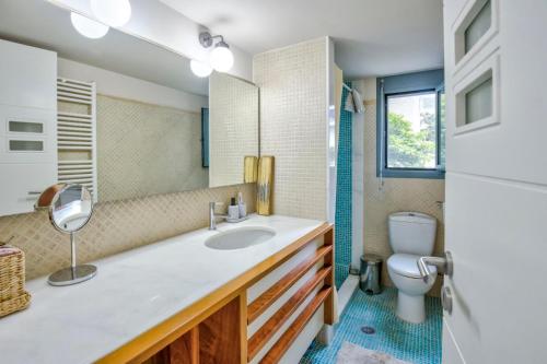 Kylpyhuone majoituspaikassa Monemvasia Modern flat with Partial View