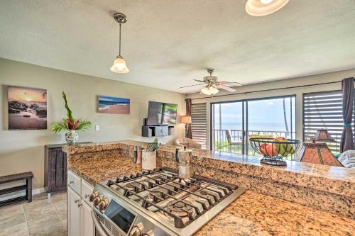 Cucina o angolo cottura di Molokai Shores Resort Condo with Pool and Views!