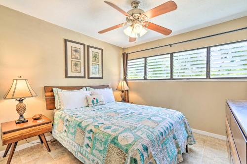 Molokai Shores Resort Condo with Pool and Views!房間的床