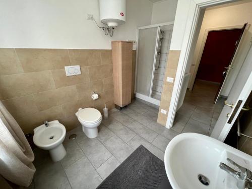 a bathroom with a toilet and a sink at B&B FR House Affittacamere Colleferro in Colleferro