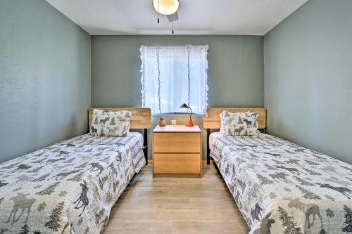 1 Schlafzimmer mit 2 Betten und einem Fenster in der Unterkunft Cabin in Tonto National Forest Deck and Views! in Pine