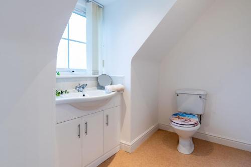 a bathroom with a sink and a toilet at Large Family Property & Central Location & Free Parking in Armthorpe