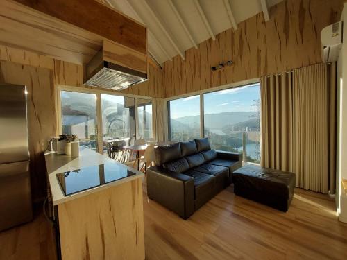 eine Küche und ein Wohnzimmer mit einem Sofa und einem Tisch in der Unterkunft Casas do Bau in Vieira do Minho