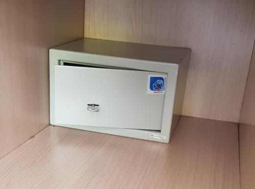 un petit appareil électroménager blanc posé sur le sol dans l'établissement Happy Arimar Apartments Puerto Rico, à Mogán