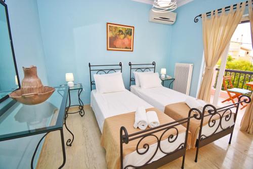 En eller flere senge i et værelse på CHA Nanakas Village Inn