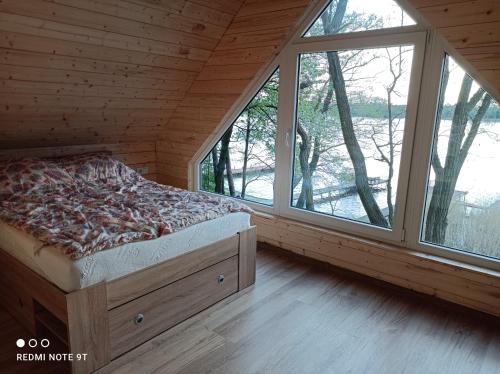 מיטה או מיטות בחדר ב-OSTOJA Ślesin