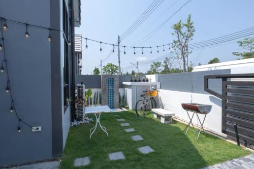 a small garden with a bench on the side of a house at Arthur Pool Villa Chaam 3BR with Iconic Mountain view Pet & Family Friendly in Ban Phu Wai