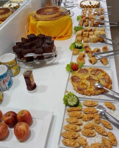 een buffet met veel verschillende soorten eten op borden bij Alimar Hotel in Natal