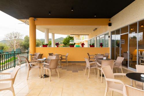 een restaurant met tafels en stoelen op een balkon bij Rezidenca Martin in Vlorë