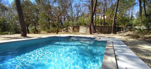 une piscine au milieu d'une cour dans l'établissement Villa Chênaie, à Bédoin