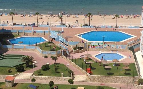 Bazén v ubytovaní Valdelagrana vistas al mar, piscinas primera linea cadiz alebo v jeho blízkosti