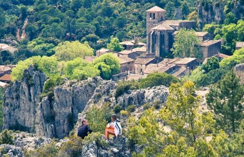 two people sitting on top of a rocky mountain at DOMAINE MAXXIM in Clermont-lʼHérault