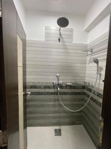 un bagno con vasca da bagno e doccia di Welcome Home Bhaisepati a Patan