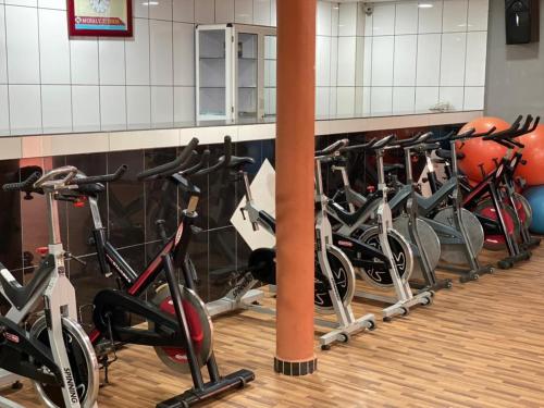 uma fila de bicicletas alinhadas num ginásio em Mosaly Hotel PK10 em Porto Novo