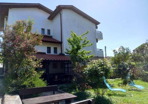 un edificio con un banco frente a una casa en Villa Kalina en Lozenets