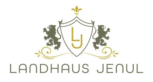 トレーポラッハにあるLandhaus Jenulの文字jと盾付きのブドウ畑のロゴ