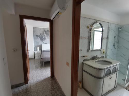 ein Bad mit einem Waschbecken und einem Spiegel in der Unterkunft Appartamento La terrazza in Baunei