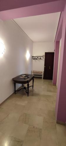 a room with a table in the middle of a room at Il Gabbiano al Capo in Palermo
